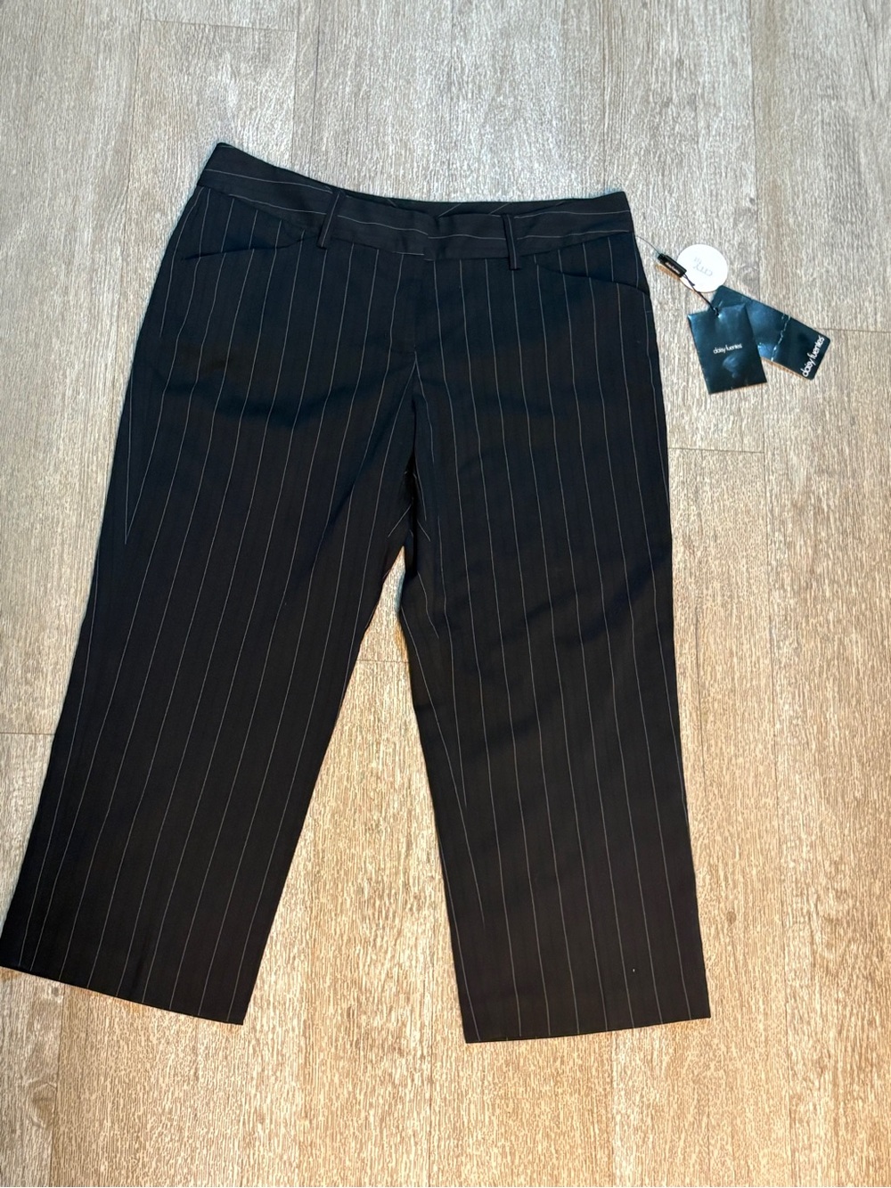 DAISY FUENTES BLACK PINSTRIPE CAPRI PANTS SIZE 8